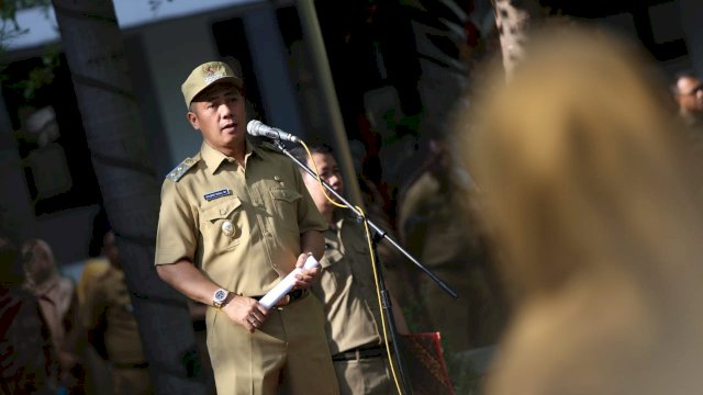 Wakil Wali Kota Makassar, Syamsu Rizal (Deng Ical) menjari Inspektur Upacara hari Pahlawan, di Halaman Balaikota Makassar, Senin (12/11/2018).