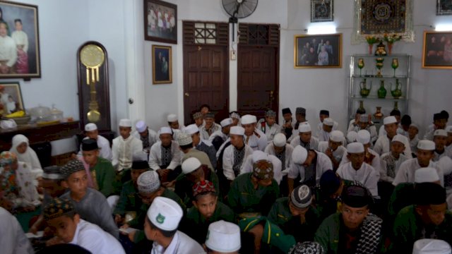Ratusan Santri Gelar Do’a dan Dzikir di Kediaman Bupati Soppeng