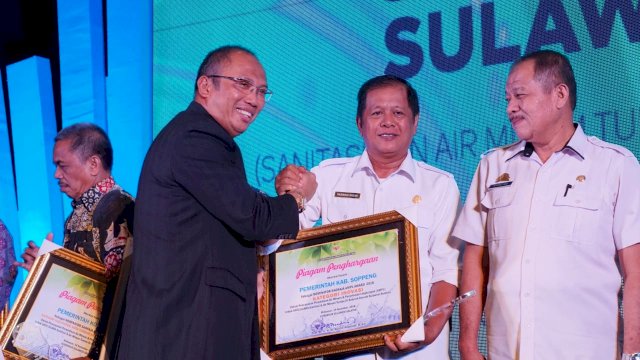 Bupati Soppeng, Andi Kaswadi Razak menerima penghargaan AMPL Award 2018 di Hotel Claro Makassar, Rabu (14/11/2018).