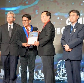 Dekan FTI UMI di Anugerahi Honorary Member Oleh AFEO