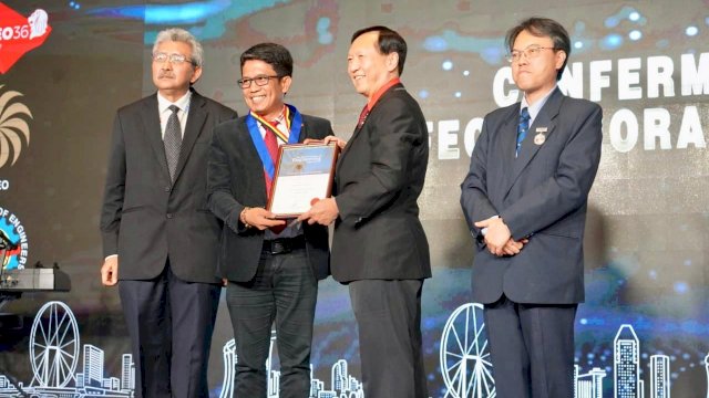 Dekan FTI UMI, Zakir Sabara menerima Penghargaan Honorary Member yang diberikan oleh Asean Federation of Engineering Association (AFEO) di Singapura.
