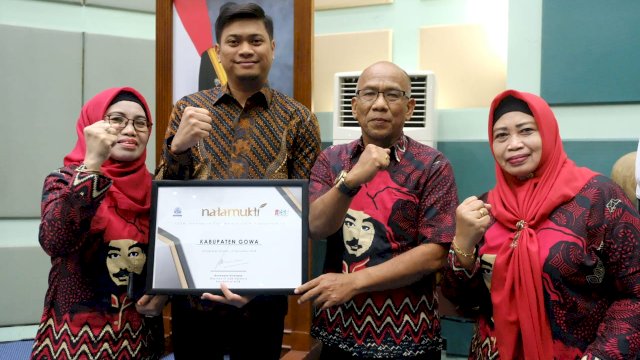 Bupati Gowa, Adnan Purichta Ichsan bersama jajarannya menunjukkan penghargaan Piala ICSB, di Graha Widya Bhakti, Tangerang Selatan, Provinsi Banten, Kamis (15/11/2018).