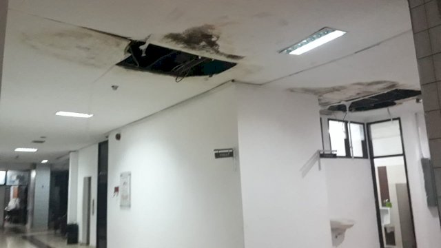 Kondisi atap plafon gedung DPRD Kota Makassar, Jumat (16/11/2018).