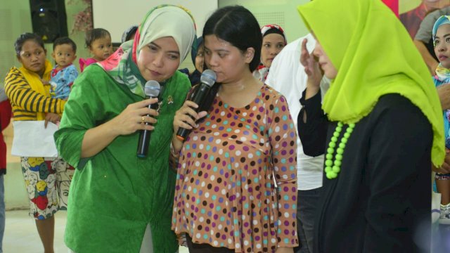 Anggota Komisi IX DPR RI Aliyah Mustika Ilham memberikan arahan pada Sosialisasi bersama BBPOM di Gedung Serbaguna Al Mubarak, Kecamatan Manggala, Kota Makassar, Jumat (16/11/2018).