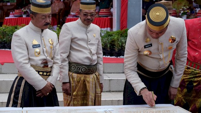 Bupati Gowa, Adnan Purichta Ichsan menandatangani 16 Parasasti pembangunan di Gowa, Sabtu (17/11/2018).