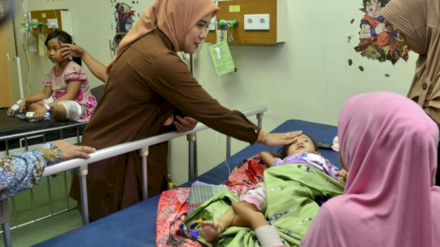 Anggota Komisi IX DPR RI Aliyah Mustika Ilham meninjauh pelayanan di Rumah Sakit Wahidin Sudirohusodo, Sabtu (17/11/2018).