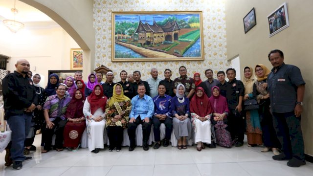 Wakil Wali Kota Makassar, Syamsu Rizal (Deng Ical) menjamu Wakil Gubernur Sumatera Barat, H. Nasrul Abit bersama rombongan, di Rujab Wawali, Jl. Hertasning, Sabtu (18/11/2018).