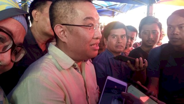 Kuasa Hukum Pedagang Pasar Sentral, Erwin Kallo diwawancarai awak media, Minggu (18/11/2018).