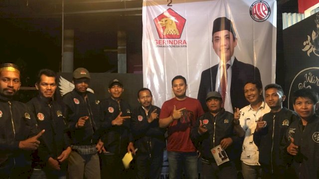 Andi Iwan Darmawansyah Aras mengunjungi warga Ballasaraja, desa Bulo Bulo, Kecamatan Bulukumpa, kabupaten Bulukumba kala calon legislatif (caleg) DPR-RI tersebut menyambangi posko pemenangannya, Sabtu (16/11/2018).