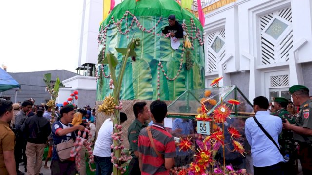 Peringatan Maulid Nabi Besar Muhammad SAW, Pemerintah Kabupaten Gowa menggelar agenda rutinnya yakni Maudu Adaka Ri Gowa, di Pelataran Masjid Agung Syekh Yusuf, Senin (19/11/2018).