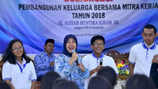 Anggota Komisi IX DPR RI, Aliyah Mustika Ilham bersama BKKBN Sulsel menggelar sosialisasi Pembangunan Keluarga di SMA Katolik Censrawasih, Kota Makassar, Senin (19/11/2018).