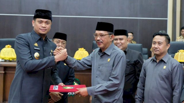 Bupati Gowa, Adnan Purichta Ichsan menyerahkan nota keuangan dan Ranperda RAPBD Pokok T.A 2019 kepada Ketua DPRD Gowa, A. Muh. Ishak di ruang rapat Paripurna DPRD Gowa, Senin (19/11/2018).
