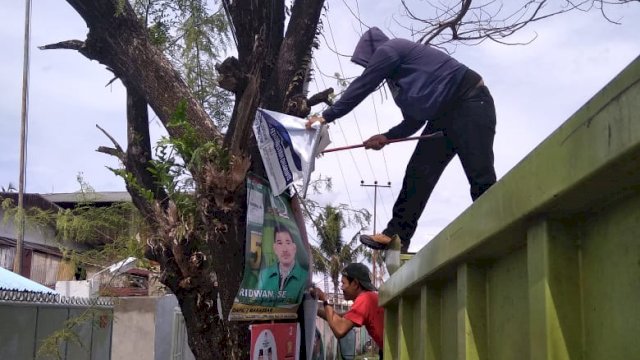 Penertiban Alat Peraga Kampanye Calon Legislatif di ruas-ruas jalan di Kota Makassar, Selasa (20/11/2018).