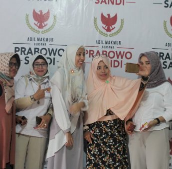 Kunjungi Bulukumba, Prilia Erica Diserbu Emak-Emak