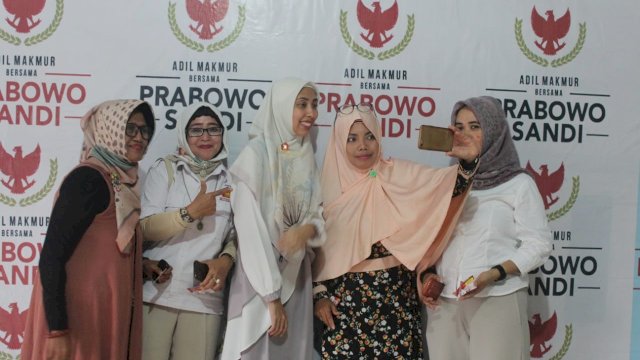 Calon Anggota DPR RI Dapil II Sulsel periode 2019-2024, Prilia Erica mengunjungi Sekretariat Pemenangan Rumah Juang Prabowo-Sandi di Kabupaten Bulukumba, Kamis (22/11/2018).