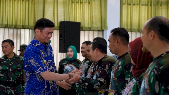 Bupati Gowa, Adnan Purichta Ichsan menyalami satu persatu Kepala Desa yang mengikuti Diklat Bela Negara, di Rindam XIV Hasanuddin Pakkatto, Jumat, (23/11/2018).