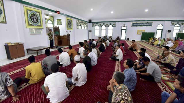 Gubernur Sulsel, Nurdin Abdullah memberikan sambutan pada Jumat Ibadah di Masjid Nurul Amir, Jumat (23/11/2018).