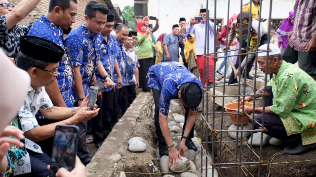 Bupati Gowa, Adnan Purichta melakukan Peletakan Batu Pertama pembangunan kelas Tahfidz penghafal Al-Qur'an di Muhammadiyah Bontoboddia Kecamatan Bajeng, Jumat (23/11/2018).