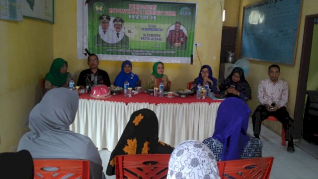 Wakil Ketua Tim Penggerak PKK Kabupaten Gowa hadiri Musyawarah Tingkat Desa Kampung KB, di Dusun Bangkala Desa Jenemadinging, Kecamatan Pattallassang, Jumat (23/11/2018).