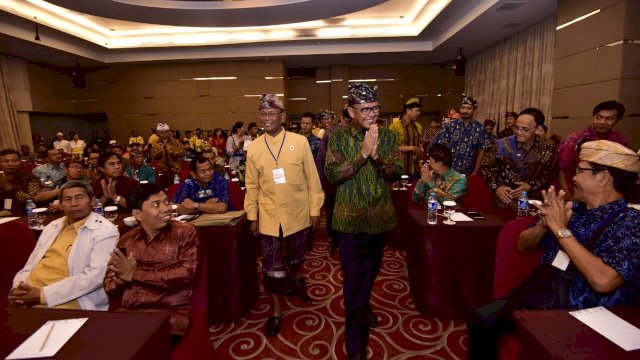 Gubernur Sulawesi Selatan, Nurdin Abdullah membuka Rakernas atau Pesamuhan Agung Pengurus PHDI di Hotel Aston Makassar, Jumat (23/11/2018).