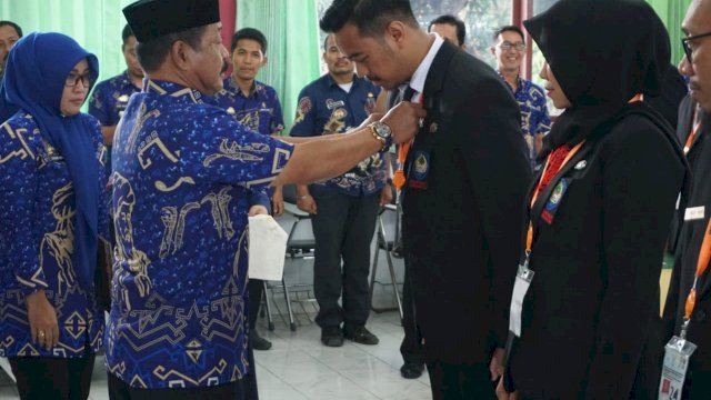 Wakil Bupati Gowa, Abd Rauf Malaganni melepas atribut Pendidikan dan Pelatihan Kepemimpinan Tingkat IV Angkatan XIII Pemerintah Kabupaten Gowa, di Wisma Latobang, Makassar, Jum'at (23/11/2018).