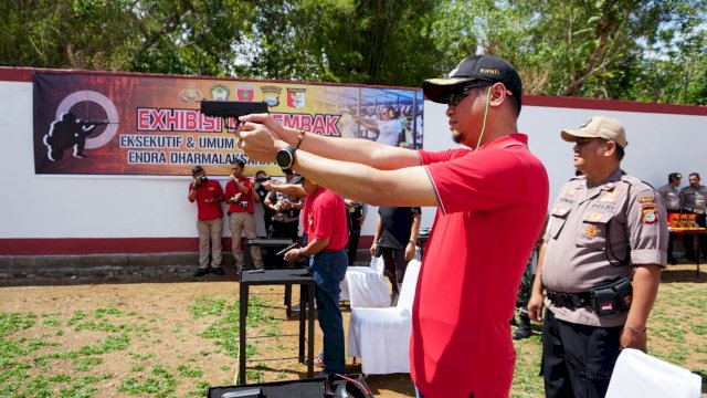Bupati Gowa, Adnan Purichta Ichsan melakukan percobaan menembak di Lapangan Tembak Endra Dharmalaksana Polres Gowa, di Polsek Parangloe, Sabtu (24/11/2018).