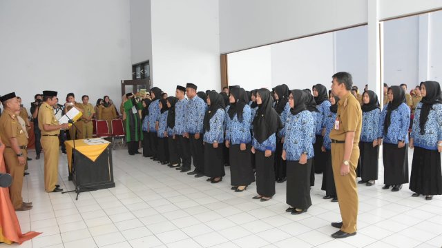 Bupati Soppeng, H. Andi Kaswadi Razak melantik Kepala UPTD Satuan Pendidikan Formal dan Pejabat Fungsional Lingkup Pemerintah Kabupaten Soppeng, di Aula Gabungan Dinas, Watansoppeng, Sabtu (24/11/2018).