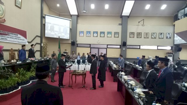 Rapat Paripurna pengucapan sumpah dan janji sebagai PAW sisa masa jabatan tahun 2014-2019 DPRD Makassar dari Partai Hanura, Syamsul Alam menggantikan Andi Abdul Kadir, Sabtu (24/11/2018).