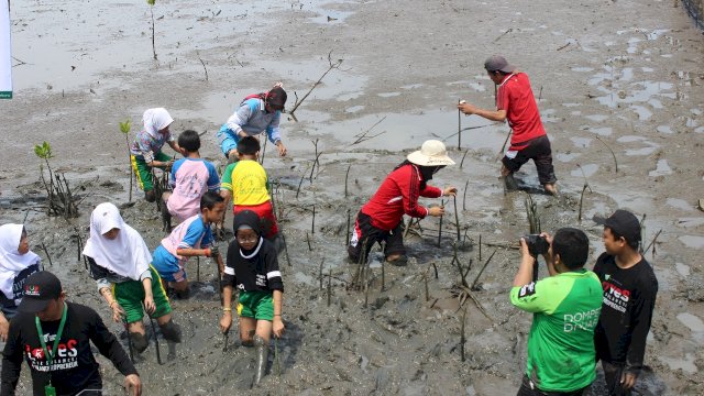 Penanaman pohon Mangrove oleh dompet dhuafa bekerjasama dengan Ekstrakurikuler Dokter Kecil dan Kader Kesehatan Remaja di kawasan Ecowisata Mangrove Lantebung, Kota Makassar, Sabtu (24/11/2018).