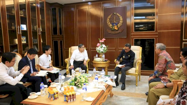 Gubernur Sulsel, Nurdin Abdullah Rapat bersama Wakil Gubernur Ehim (Jepang) membahas sister province (provinsi kembar) dan potensi peluang kerjasama antara dua daerah, di Ruang Rapat Gubernur Sulsel, Selasa (27/11/2018).