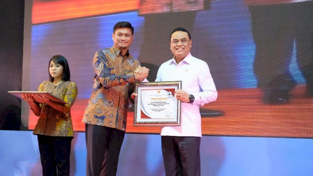 Bupati Gowa, Adnan Purichta Ichsan menerima penghargaan dari Menteri Pendayagunaan Aparatur Negara dan Reformasi Birokrasi Republik Indonesia, Syafruddin, di Balai Kartini, Jakarta, Selasa (27/11/2018).
