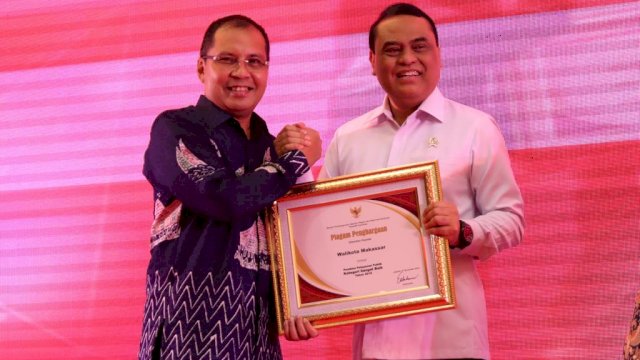 Wali Kota Makassar Moh. Ramdhan Pomanto menerima penghargaan dari Menteri Pendayagunaan Aparatur Negara Reformasi dan Birokrasi Republik Indonesia, di Balai Kartini, Jakarta, Selasa (27/11/2018).