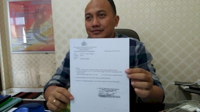 Kasat Reskrim Polres Soppeng, AKP Rujiyanto Dwi Poernomo menunjukkan dokumen kepolisian yang diduga palsu, Selasa (27/11/2018).