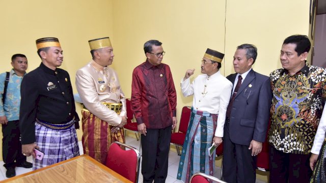 Gubernur Sulsel, Nurdin Abdullah didampingi Bupati Kepulauam Selayar, Muh. Basli Ali meninjau Kantor Perwakilan Gubernur Sulsel, Kamis (29/11/2018).