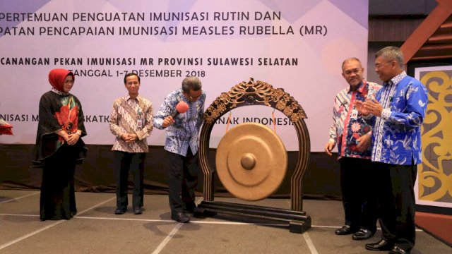 Gubernur Sulsel, Nurdin Abdullah memukul Gong tanda dimulainya Pertemuan Penguatan Percepatan Pencapaian Imunisasi MR, di Hotel Four Point By Sheraton Makassar, Jumat (30/11/2018).