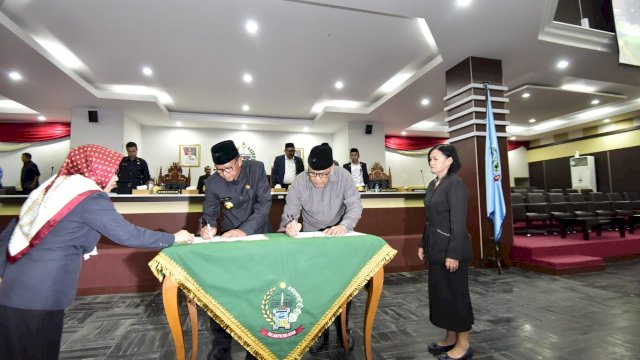 Gubernur Sulsel, Nurdin Abdullah dan Ketua DPRD Sulsel Moh. Roem menandatangani kesepakatan Perda APBD Tahun 2019 di Ruang Rapat Paripurna DPRD Sulsel, Kamis (29/11/2018).