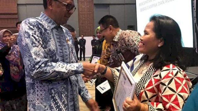 Kepala Dinas Kesehatan Kabupaten Pinrang, Dyah Puspita Dewi menerima penghargaan dari Gubernur Sulsel Nurdin Abdullah, Jumat (30/11/2018).
