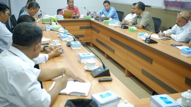 Rapat Dengar Pendapat Komisi C DPRD Kota Makassar membahas pembangunan Gedung Politeknik Pariwisata Makassar yang dikeluhkan oleh warga Tanjung Merdeka, Rabu (31/10/2018).