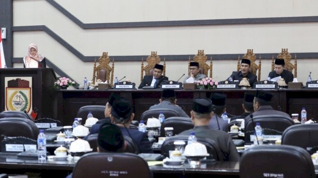 Juru bicara Badan Pembentukan Peraturan Daerah, Yeni Rahman membacakan 25 Ranperda untuk ditetapkan menjadi Prolegda tahun anggaran 2019 pada Rapat Paripurna, di Gedung DPRD Kota Makassar, Jumat (14/12/2018).