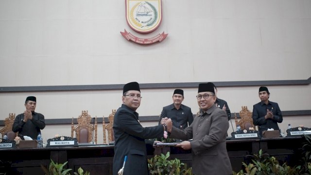 Ketua DPRD Kota Makassar, Fraouk M Betta menyerahkan naskah Perda Penyertaan Modal Pemkot Makassar ke PT. Bank Sulselbar kepada Wali Kota Makassar, Moh. Ramdhan Pomanto di Ruang Rapat Paripurna, Senin (26/11/2018).