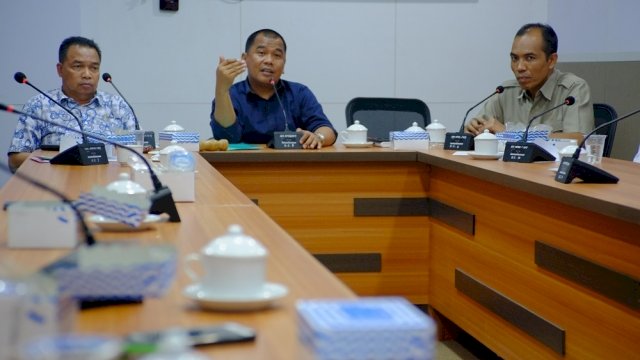 Ketua Komisi C DPRD Kota Makassar, Rahman Pina memimpin rapat bersama warga Kelurahan Sudiang dan PT.Pertamina Wilayah Sulawesi membahas dana CSR, Jumat (02/11/2018).