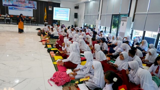 Ratusan pelajar mengikuti workshop Anti Bullying yang digelar di Baruga Tinggi Mae, Rumah Jabatan Bupati Gowa, Selasa (04/12/2018).