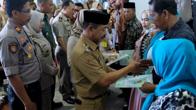 Wakil Bupati Gowa, Abdul Rauf Malaganni menyerahkan sertifikat tanah PTSL kepada masyarakat Desa Julubori, Kecamatan Pallangga, Selasa (04/12/2018).