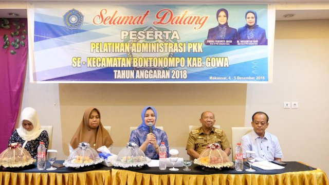 Pelatihan Administrasi PKK se-Kecamatan Bontonompo, Kabupaten Gowa di Fave Hotel Makassar, Selasa (04/12/2018).