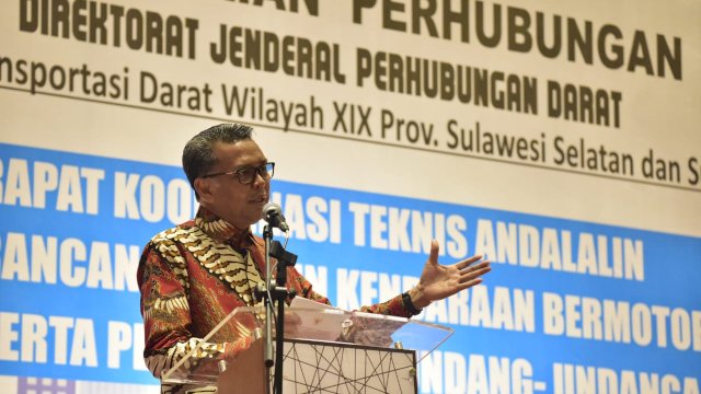 Gubernur Sulsel, Nurdin Abdullah memberikan sambutan pada acara penyerahan bantuan bus BRT dan bus sekolah kepada Bupati/Wali Kota di Hotel Gammara, Makassar, Kamis (06/12/2018).