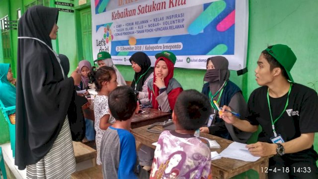 Relawan Dompet Dhuafa Sulsel saat menggelar peringatan International Volunteer Day (IVD) di Madrasah Ibtidaiyah (MI) Hasri Agang Jene, Kec. Turatea, Kab. Jeneponto, Kamis (06/12/2018).