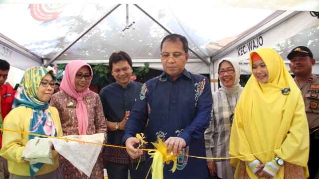 Wali Kota Makassar, Moh. Ramdhan Pomanto menggunting pita saat melaunching warung dan geleri maridi di Kelurahan Malimongan Tua, Kecamatan Wajo, Jumat (07/12/2018).