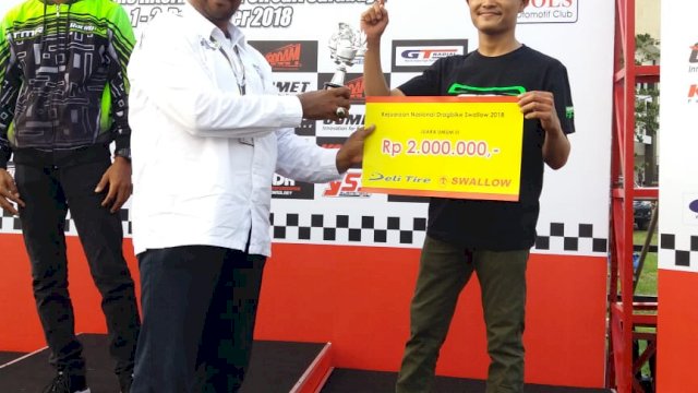 M Nuzulul Qadri menerima tropi kemenangan dan hadiah sebagai juara III pada Kejurnas Drag Bike 2018 yang berlangsung di Bung Tomo International Circuit Surabaya, Minggu (02/12/2018).