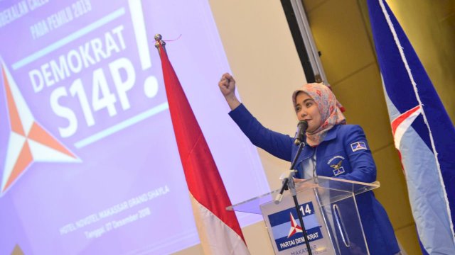 Ketua Departemen Pemberdayaan Perempuan dan Perlindungan Anak DPP Partai Demokrat, Aliyah Mustika Ilham, memberikan arahan pada ratusan kader DPC Demokrat Kota Makassar, di Novotel, Jumat (07/12/2018).