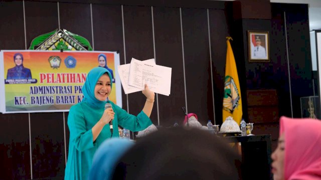 Ketua Tim Penggerak PKK Kabupaten Gowa, Priska Paramita Adnan memberikan arahan pada pelatihan Administrasi PKK Kecamatan Bajeng Barat di Baruga Tinggimae, Rumah Jabatan Bupati, Jumat (07/12/2018).